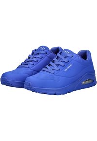 Blå sneakers laget av glatt syntetisk materiale med perforert design, rund tå, matchende lisser og luftdemping i sålen.