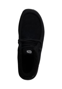 Scarpa in suede nera con punta arrotondata, chiusura con lacci e morbida fodera interna. Presenta un branding minimale sulla soletta interna.
