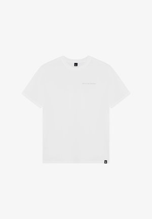 Hvid kortærmet t-shirt lavet af glat stof, med et lille gråt "Rellix The Original" tryk foran og et mærke med brandnavn ved kanten.