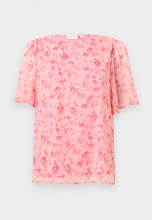 Blouse rose à manches courtes avec imprimé floral orange clair et rose foncé, col rond et manches légèrement bouffantes.