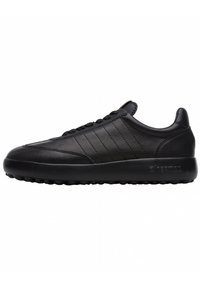 Sneaker in pelle nera con finitura liscia, caratterizzato da linee cucite orizzontali e suola in gomma testurizzata per una maggiore aderenza.