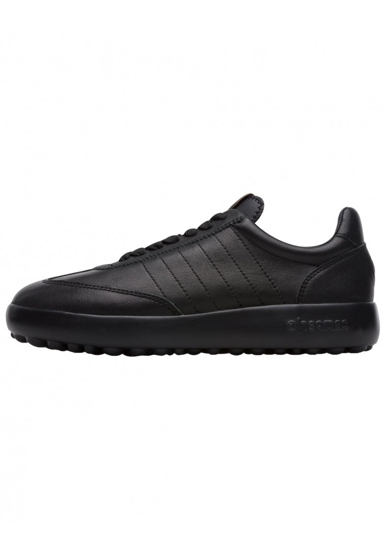 Sneaker in pelle nera con finitura liscia, caratterizzato da linee cucite orizzontali e suola in gomma testurizzata per una maggiore aderenza.