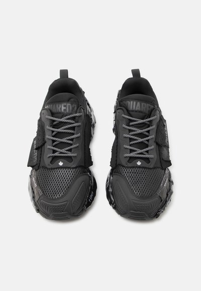 Μαύρα αθλητικά παπούτσια από υφασμάτινο δίχτυ και συνθετικό υλικό με κορδόνια με σχέδια, λογότυπο στη γλώσσα, πλαϊνές λωρίδες βέλκρο και ανάγλυφες σόλες, που φαίνονται από πάνω.