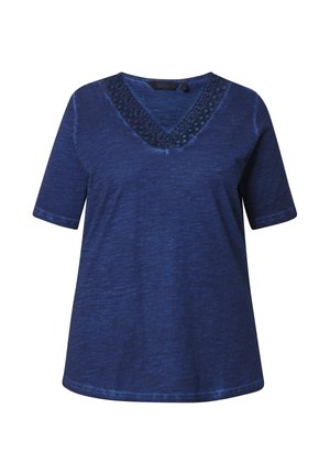 Marineblaues kurzärmeliges Hemd mit V-Ausschnitt und dekorativer Spitzenkante, hergestellt aus einem strukturierten, leichten Stoff.