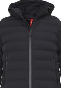 Giacca nera imbottita con cappuccio, dotata di zip frontale intera, due tasche laterali con zip e una texture liscia e resistente all'acqua.
