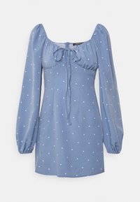 Sininen mekko pitkillä puffituulettimilla, kerätty pääntie ja nyöri. Valkoisia pilkkuja sileällä kankaalla. Lyhyt pituus.