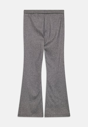 Pantalon évasé gris en tissu texturé avec un léger éclat subtil. Comprend une taille cintrée et une ouverture large au niveau du bas.