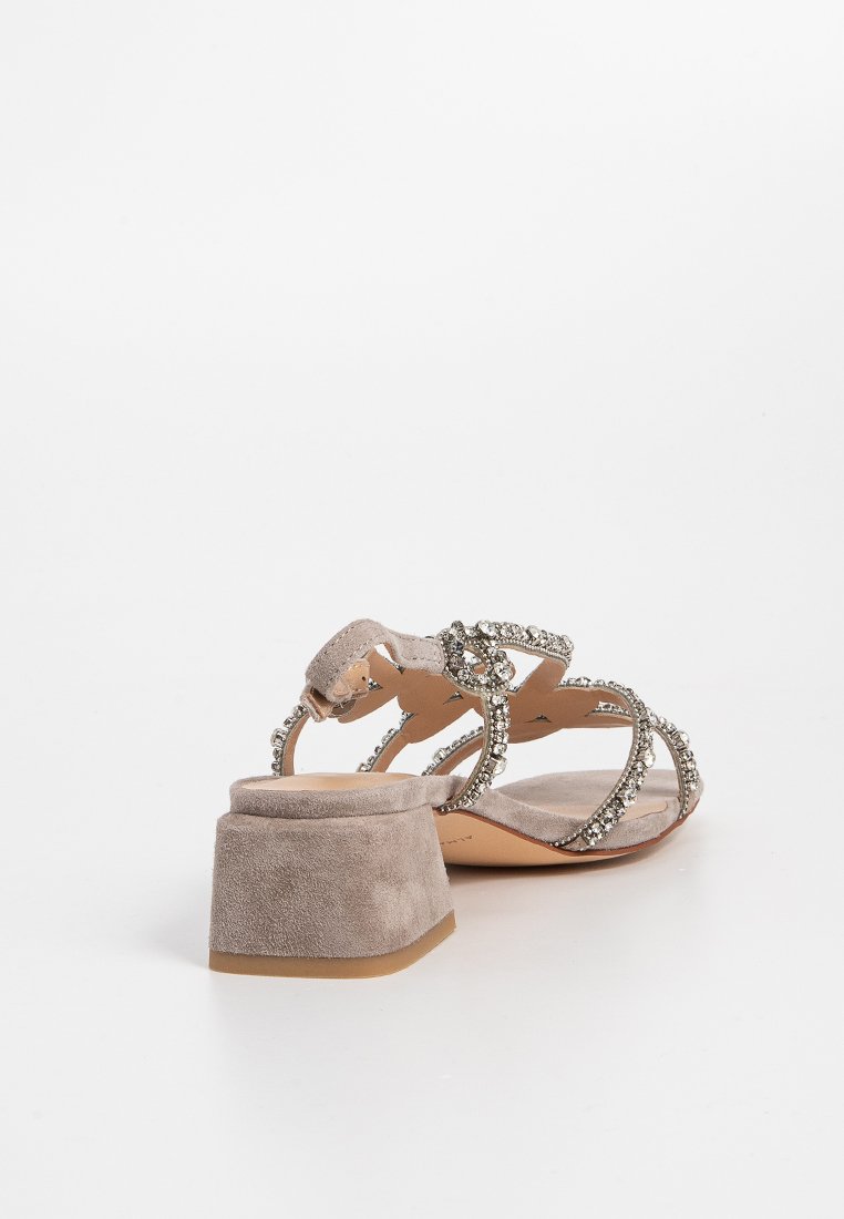 Beige Wildleder-Absatzsandalen mit kristallbesetzten Riemen, offenem Fersendesign und klobigem Absatz.