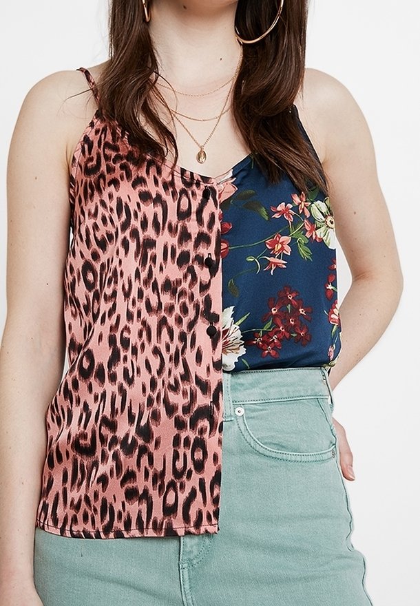 Satinlinne med en rosa leopardprint på ena sidan och en marinblå blommig design på den andra. Tunna remmar och avslappnad passform.