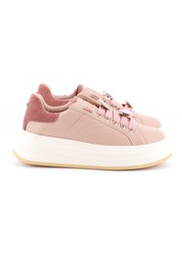 Sneaker in pelle rosa con dettagli in suede testurizzato, lacci elastici e una spessa suola bianca con branding discreto.