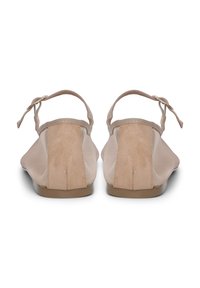 Ballerine beige con tomaia in rete e suede, cinturino alla caviglia e suola bassa in tinta unita marrone chiaro. Il retro presenta un design liscio e arrotondato.