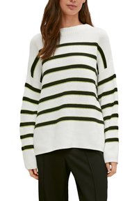 Pull rayé en tissu tricoté blanc, avec de larges rayures vertes et noires, encolure large et coupe décontractée avec des manches longues.