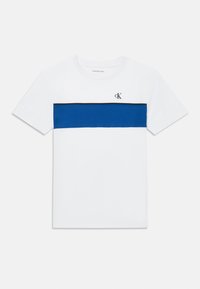 Λευκό βαμβακερό t-shirt με μπλε οριζόντια ρίγα και μαύρες λεπτομέρειες. Μικρό λογότυπο "ck" στο στήθος. Σχεδίαση με κοντά μανίκια και φάσκα.