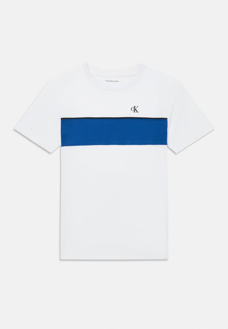 Λευκό βαμβακερό t-shirt με μπλε οριζόντια ρίγα και μαύρες λεπτομέρειες. Μικρό λογότυπο "ck" στο στήθος. Σχεδίαση με κοντά μανίκια και φάσκα.