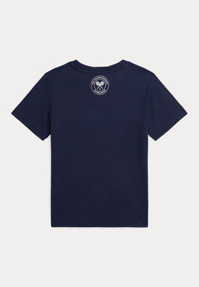 Marineblaue Baumwoll-T-Shirt mit kurzen Ärmeln, Rundhalsausschnitt und einem runden Wimbledon-Logo auf dem hinteren Halsausschnitt.
