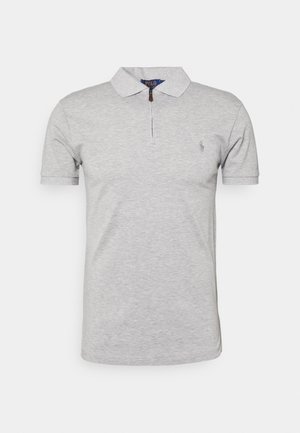 Hellgraues Polo mit kurzen Ärmeln, einem Kragen, einem kurzen Reißverschluss am Hals und einem dezenten gestickten Logo auf der linken Brust.