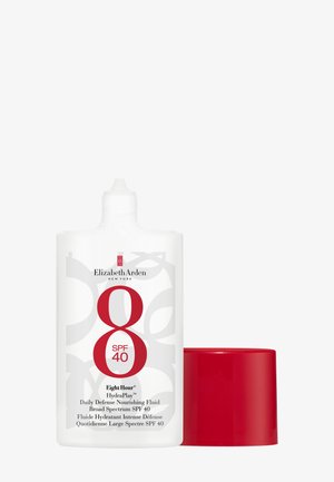 Witte plastic fles met een rode dop, met een vetgedrukt grijs "8" en tekst die SPF 40 en productdetails aangeeft in zwarte en grijze letters.