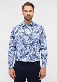 Lange mouwen blouse in lichtblauw, met een paisleypatroon in donkerblauw en marineblauw. Gemaakt van soepele, geweven stof met een kraag.