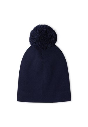 Navyblauwe gebreide beanie met een grote, pluizige pompon bovenop; zachte textuur en aansluitend ontwerp voor warmte en bedekking.