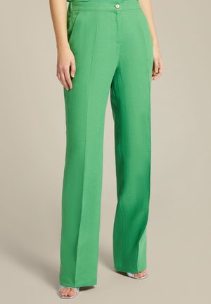 Pantaloni verdi a gamba larga realizzati in tessuto testurizzato con vita alta, dotati di una chiusura con bottone a vista e tasche laterali.