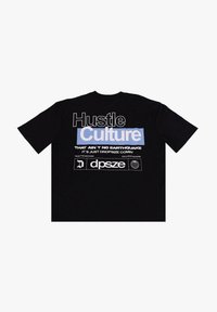 Crna pamučna majica s izrazitim bijelim i svijetloplavim tekstom: "Hustle Culture," uz dodatne fraze i grafički logo na dnu.