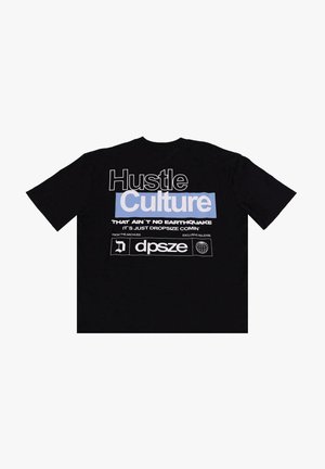 Sort bomulds T-shirt med fed hvid og lyseblå tekst: "Hustle Culture", samt yderligere sætninger og grafisk logo nederst.