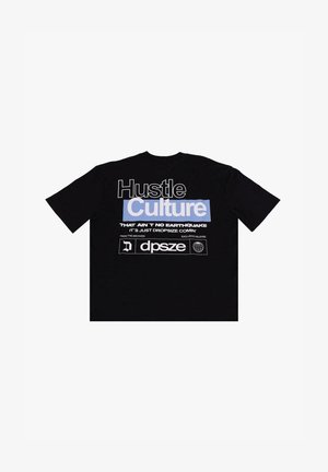 Schwarzes Baumwoll-T-Shirt mit auffälligem weißem und hellblauem Text: "Hustle Culture", ergänzt durch weitere Phrasen und ein grafisches Logo am unteren Ende.