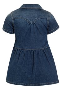 Džínové šaty s krátkými rukávy, límečkem a nařaseným pasem. Textilie je tmavě modrá s kontrastním bílým šitím.