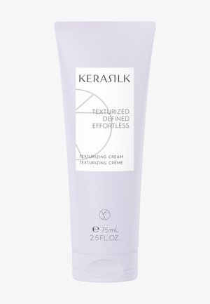 Lavendelkleurige tube KERASILK texturerende crème, 75 ml, gelabeld met "Getextureerd. Gedefinieerd. Moeiteloos." met decoratief cirkeldesign.