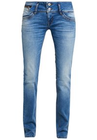 Vybledlé modré džíny se rovně střiženými nohavicemi, které mají dva knoflíky, zip a jemné švy kolem kapes.