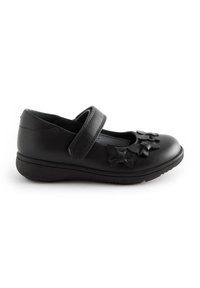 Chaussure Mary Jane en cuir noir avec sangle réglable, ornée de plusieurs accents de papillon sur le bout et d'une semelle en caoutchouc texturée.