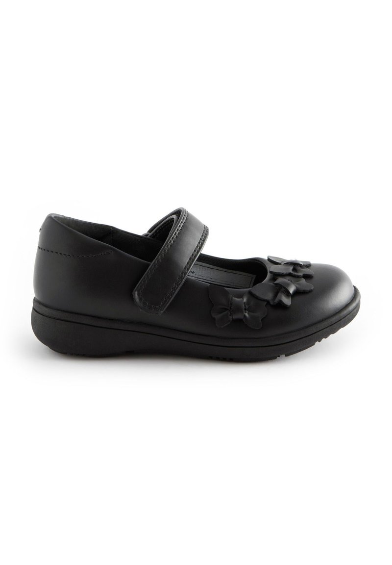 Chaussure Mary Jane en cuir noir avec sangle réglable, ornée de plusieurs accents de papillon sur le bout et d'une semelle en caoutchouc texturée.