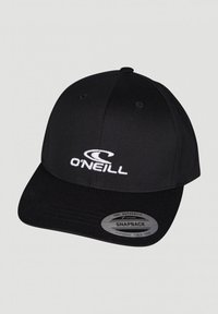 Sort snapback kasket lavet af stof, med et hvidt broderet logo. Struktureret krone og buet skygge med et fladt svedbånd nedenunder.