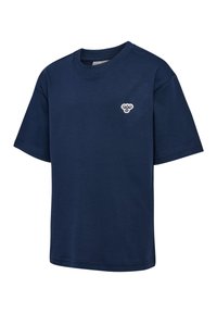 Granatowy T-shirt z krótkim rękawem, okrągłym dekoltem i małym, haftowanym białym i niebieskim logo pszczoły na lewej piersi.