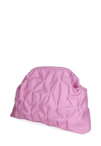 Borsa imbottita rosa con una superficie textured e trapuntata. Ha una forma morbida e flessibile e una chiusura superiore, ideale per trasportare oggetti personali.
