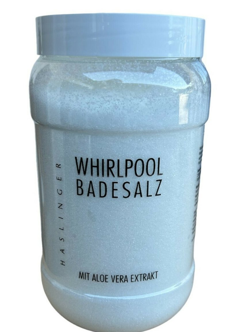 Weißes Kunststoffgefäß für Badesalz mit glatter Textur, beschriftet mit "Whirlpool Badesalz" und enthält Aloe Vera-Extrakt. Klare Kappe.