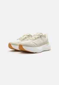 Under Armour INFINITE PRO - Apavi skriešanai pa asfaltu - downpour gray/starlight/halo gray