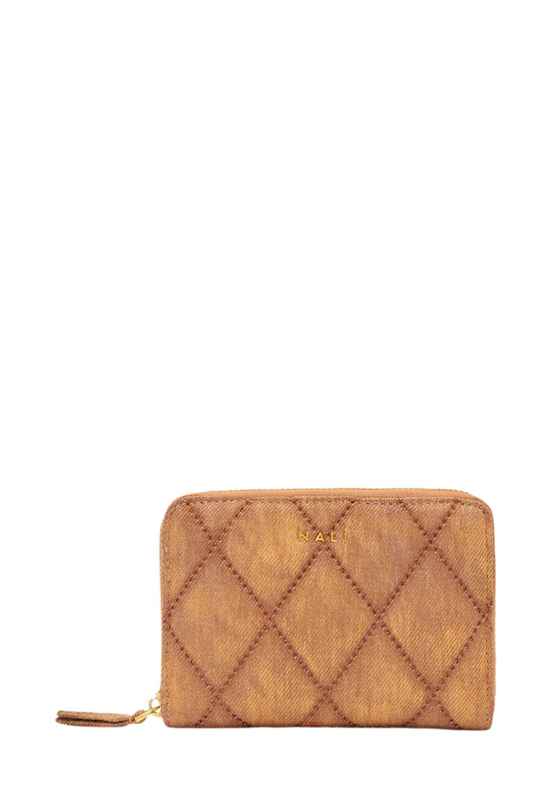 Quiltowany brązowy portfel wykonany z teksturowanego materiału, z złotym zamkiem błyskawicznym i tłoczonym logo. Prostokątny kształt z diamentowym wzorem.
