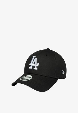 Schwarze Baseballkappe mit gebogenem Schirm, ausgestattet mit einem auffälligen weißen "LA"-Logo und einem strukturierten Stoff sowie einem New Era-Aufkleber auf dem Visier.