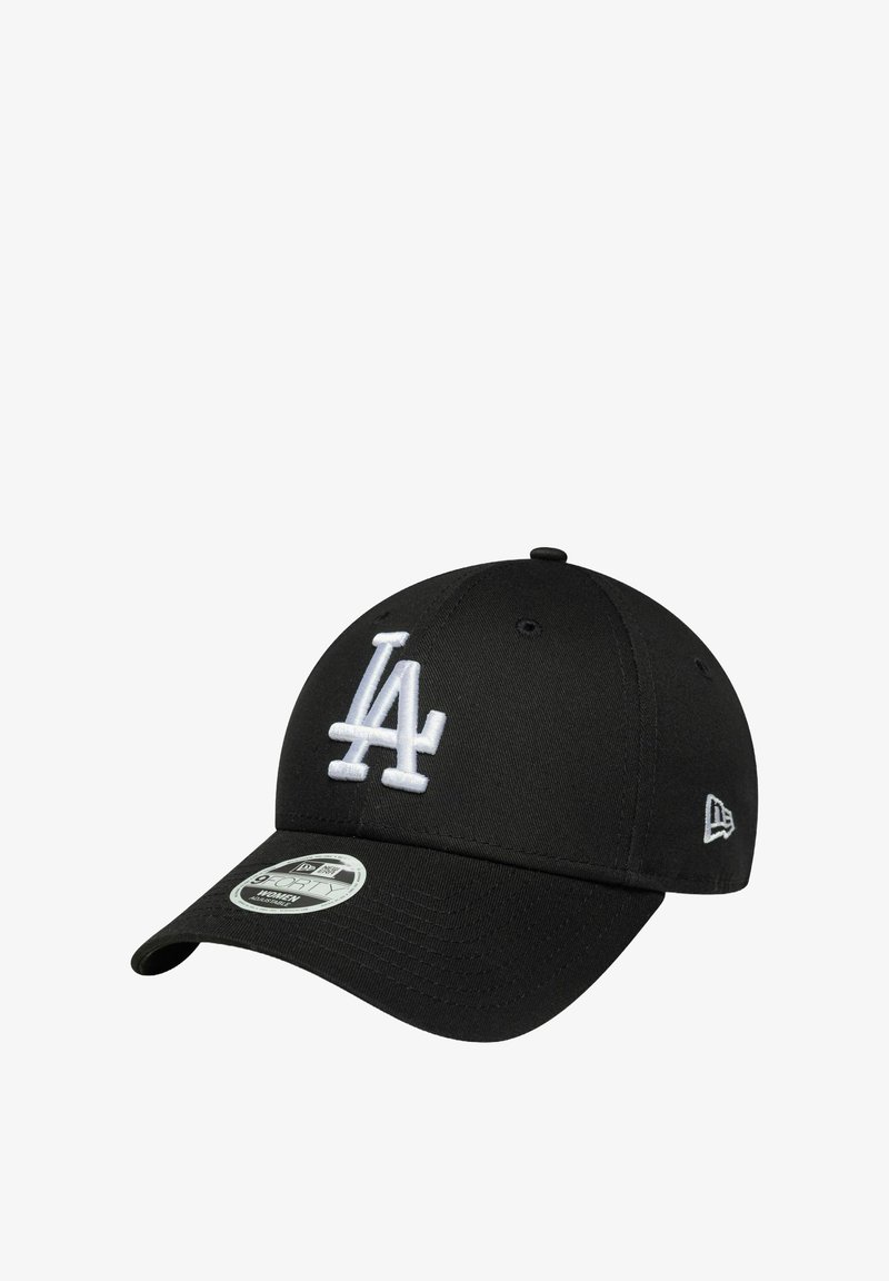 Gorra de béisbol negra con visera curvada, presenta un destacado logo blanco de "LA" y una tela texturizada con una pegatina de New Era en la visera.