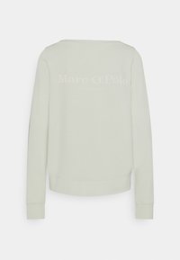 Sudadera de algodón verde claro con cuello redondo, mangas largas y dobladillo acanalado. La parte posterior presenta la inscripción "Marc O'Polo" en un diseño sutil.