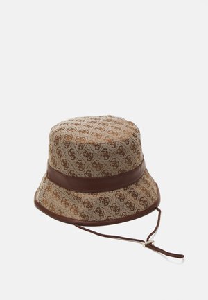 Brun mønstret bucket hat med læderkant og justerbar hagesmæk lagt fladt på en hvid baggrund.