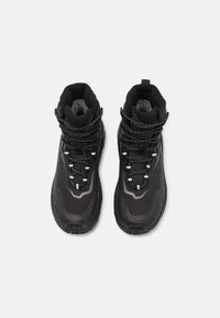 HOKA KAHA 2 FROST GTX - Pantofi drumeție - black