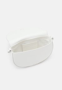 Calvin Klein DAILY SADDLE BAG - Skuldertasker - bright white