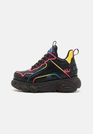 Basket plateforme noire avec semelle épaisse, avec des accents néon rose, jaune, bleu et vert et une languette au talon et à la languette.