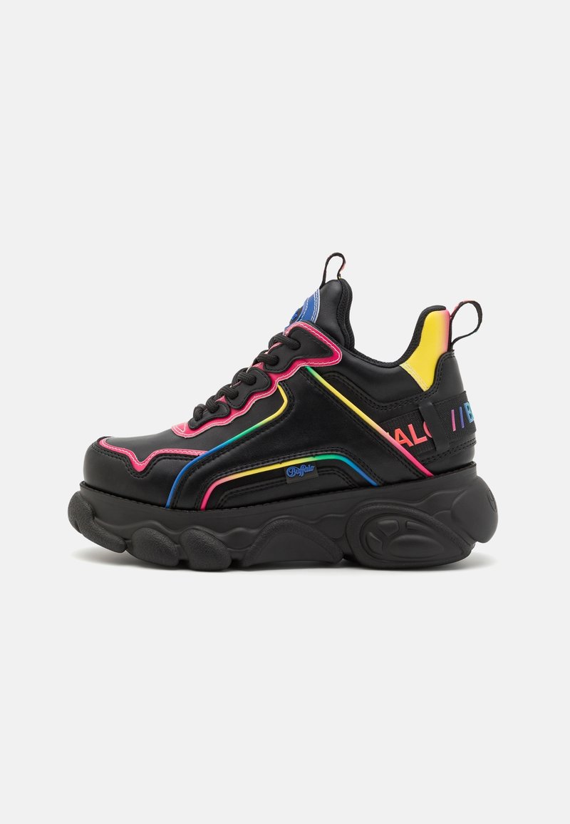 Basket plateforme noire avec semelle épaisse, avec des accents néon rose, jaune, bleu et vert et une languette au talon et à la languette.