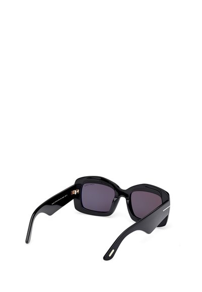 Schwarze oversized Sonnenbrille mit rechteckigen, getönten Gläsern. Der auffällige Kunststoffrahmen verfügt über geometrische Formen und metallische Akzente an den Bügeln.