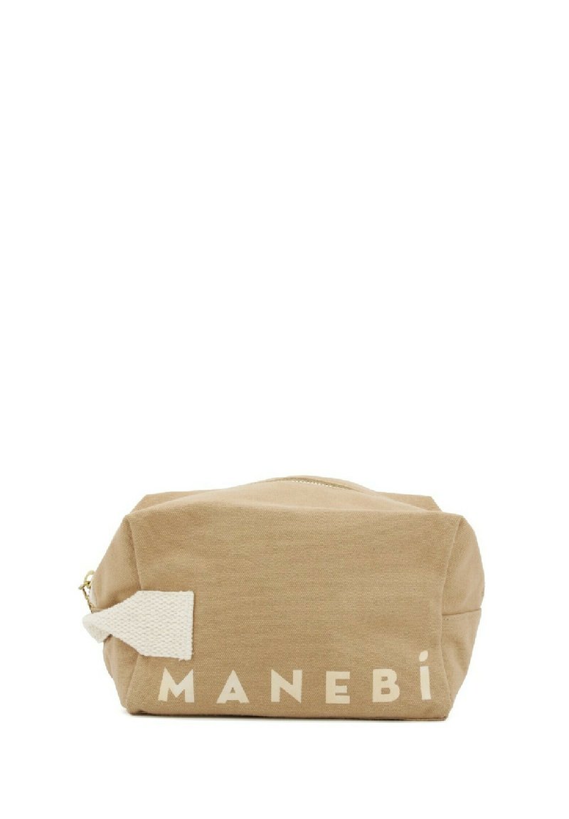 Bustina in tela color tan con forma rettangolare, cerniera color crema e un dettagliato anello laterale. Presenta la scritta "MANEBI" in caratteri bianchi.