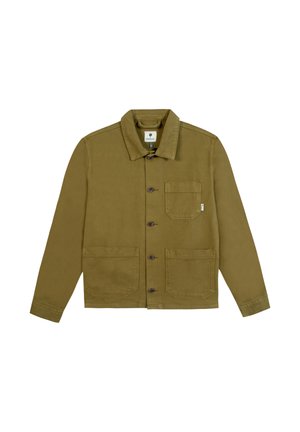 Veste boutonnée vert olive avec trois poches frontales, col et manches longues, en tissu robuste.