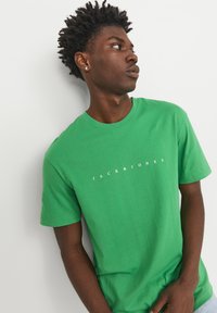 Jack & Jones ESTAR SS NOOS - Camiseta estampada - green bee